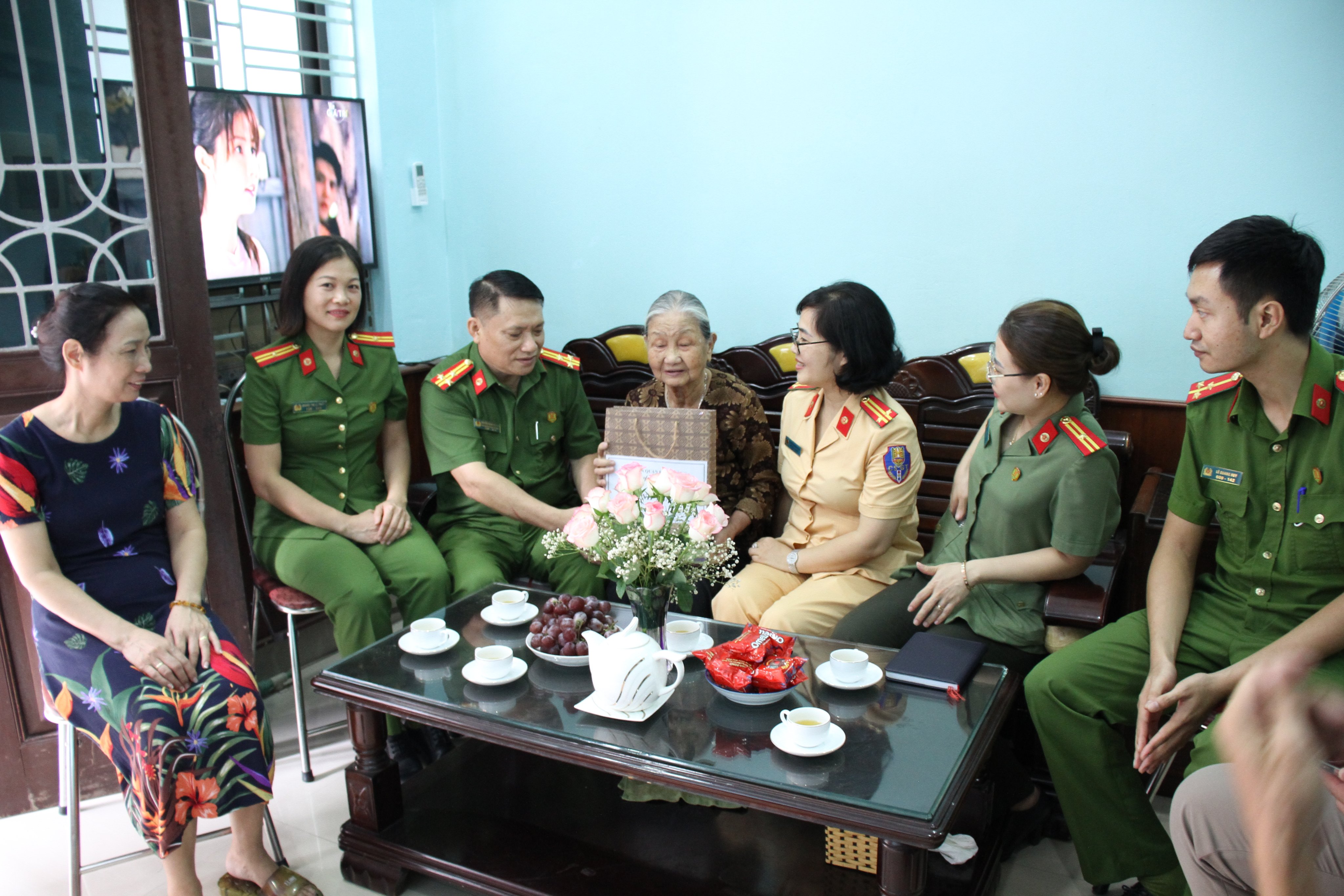 Công an quận Hồng Bàng thăm hỏi, tặng quà gia đình chính sách